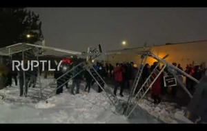 USA: Protesters overturn barricades at Rochester police station after officers pepper-spray 9 y/o